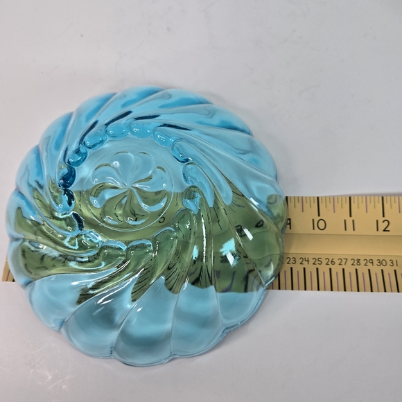 Sea blue clear glass swirl shell bowl 9"_ - Picture 5 of 6